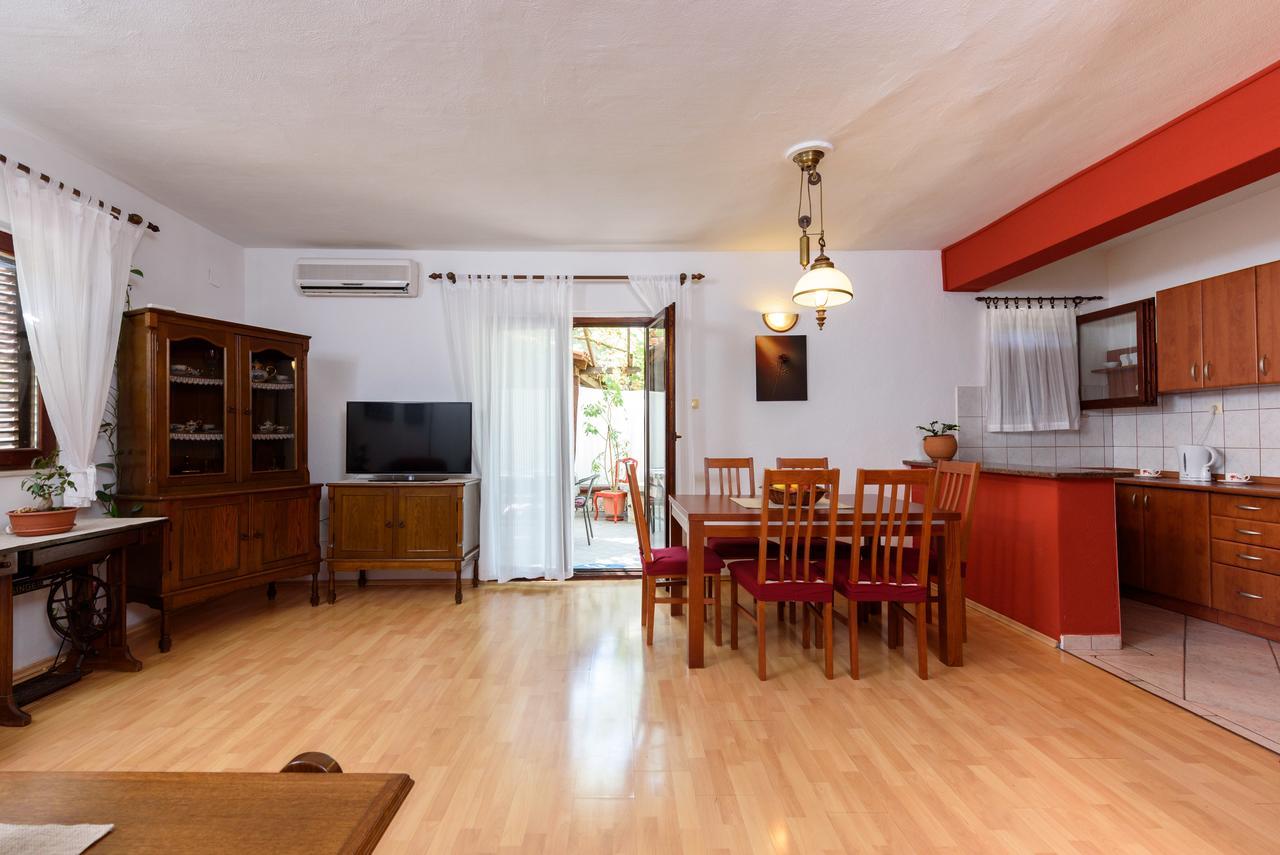 Guesthouse Aria โตรกีร์ ภายนอก รูปภาพ